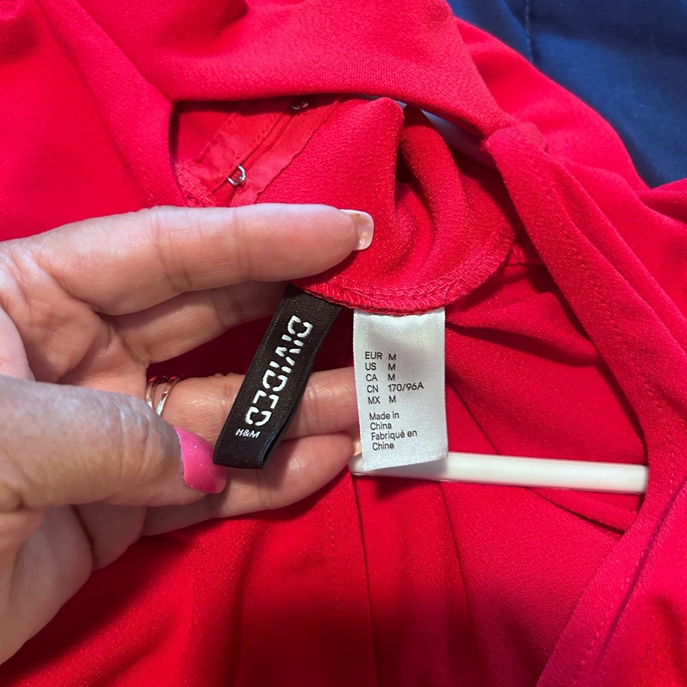H&M DIVIDED • Red Cut Out Shoulder Top • M • - Picture 8 of 12